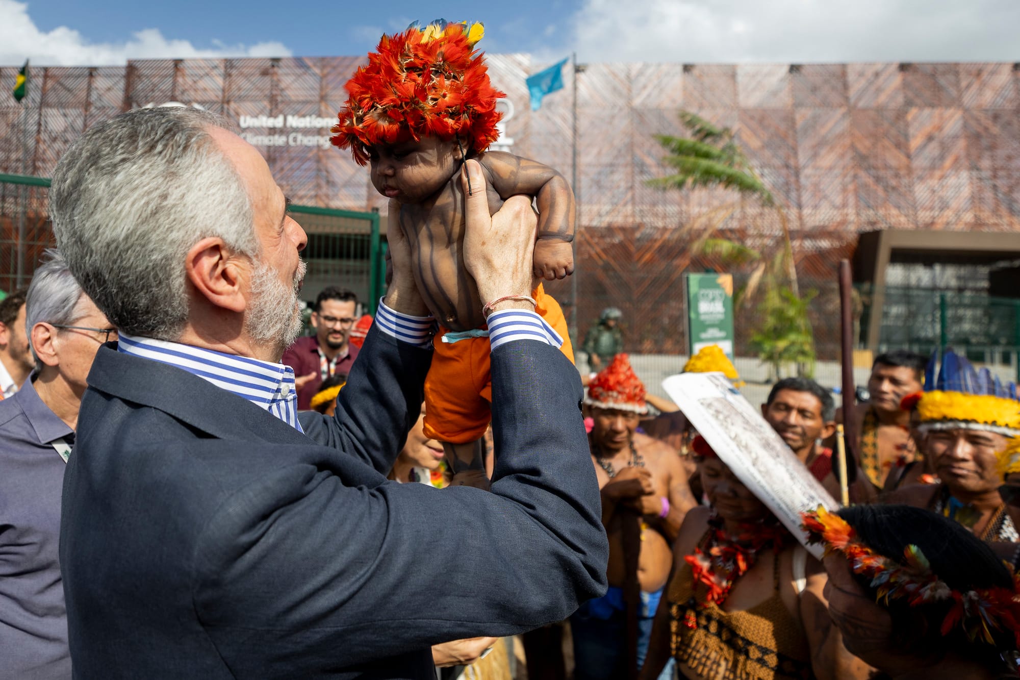 COP30 President André Correa do Lago speaks with the Munduruku people, a significant Indigenous group in the Brazilian Amazon, renowned as fierce land defenders, using their deep territorial knowledge and united front to protect their ancestral home from destructive economic interests. Photo by Felipe Werneck.